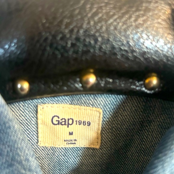 Gap Jean jacket! ✌️ - Picture 3 of 3